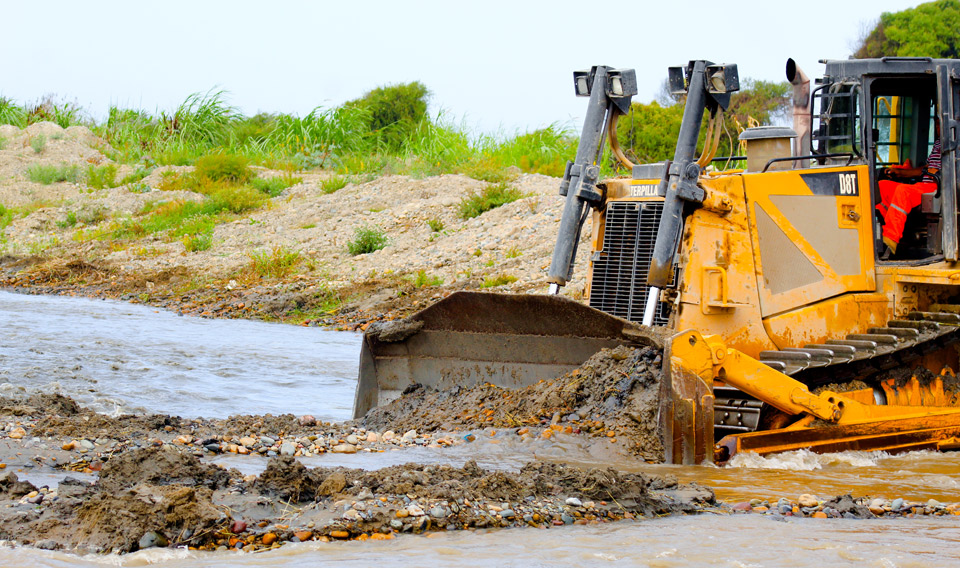 Maquinarias pesadas intervienen en la limpieza y encauzamiento del río Supe