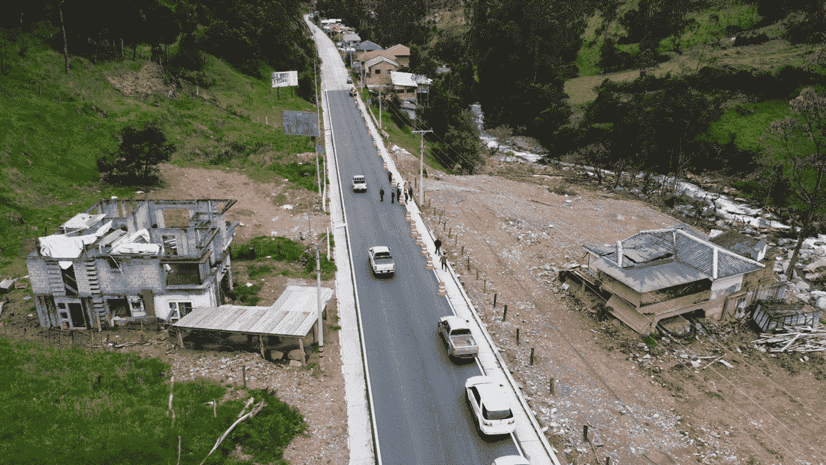 Ecuador Supervisan el avance de obra en la vía Cuenca Molleturo