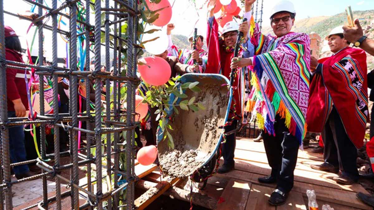 Cusco Inician construcción de colegio en Saylla