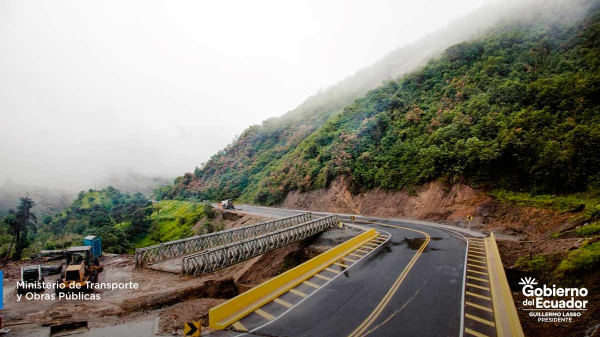 Ecuador Con más de US$ 14 millones realizan mantenimiento vial