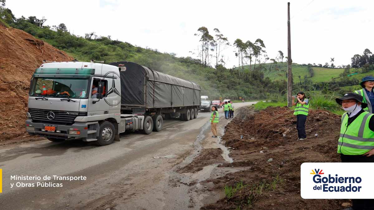 Ecuador Continúan trabajos para recuperar la conectividad vial