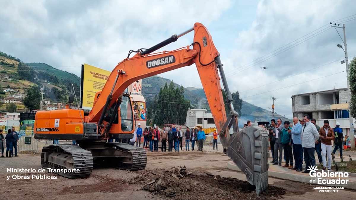 Ecuador Invierten en la rehabilitación de la vía en Carchi