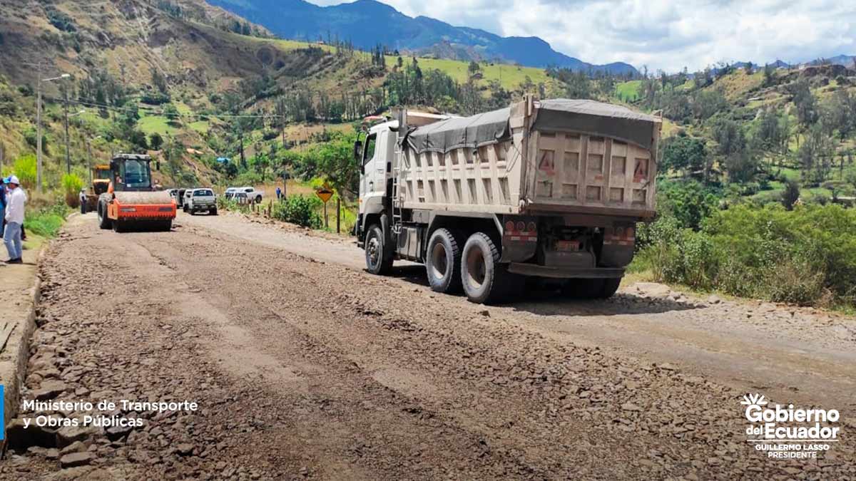 Ecuador Realizan intervención conjunta para mejorar la vía