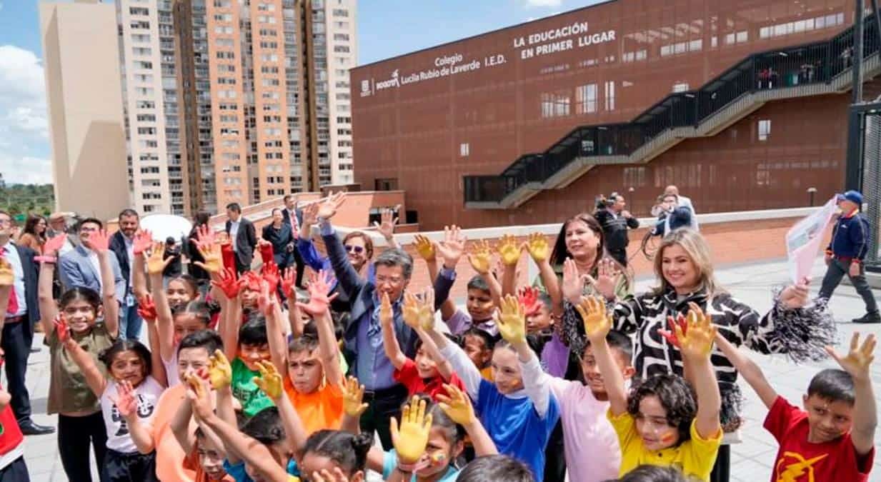 Estos 17 proyectos benefician a más de 19.885 estudiantes en la capital colombiana.