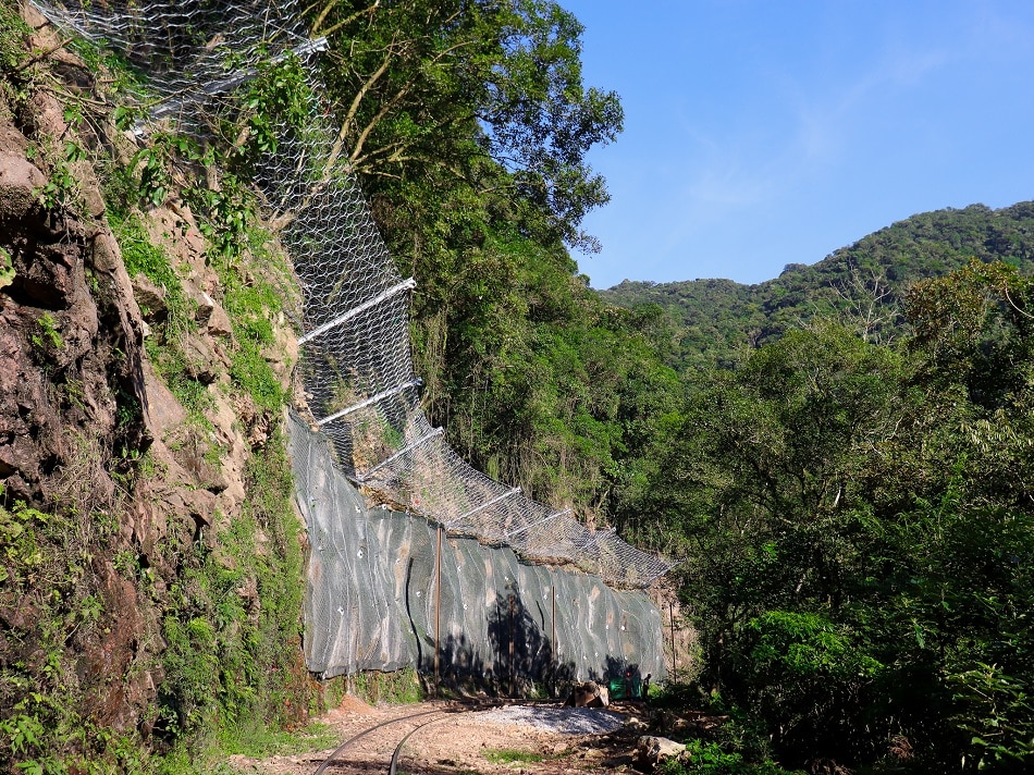 Barrera dinámica y sostenimiento de talud en el Ferrocarril Curitiba – Paranaguá