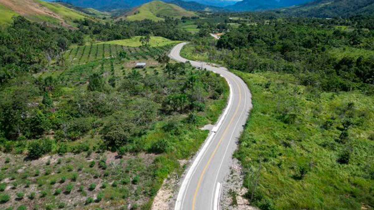 Gore San Martín inaugura carretera en Tocache