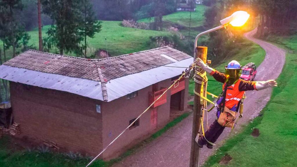 Minem 34,000 pobladores se beneficiaron con energía eléctrica