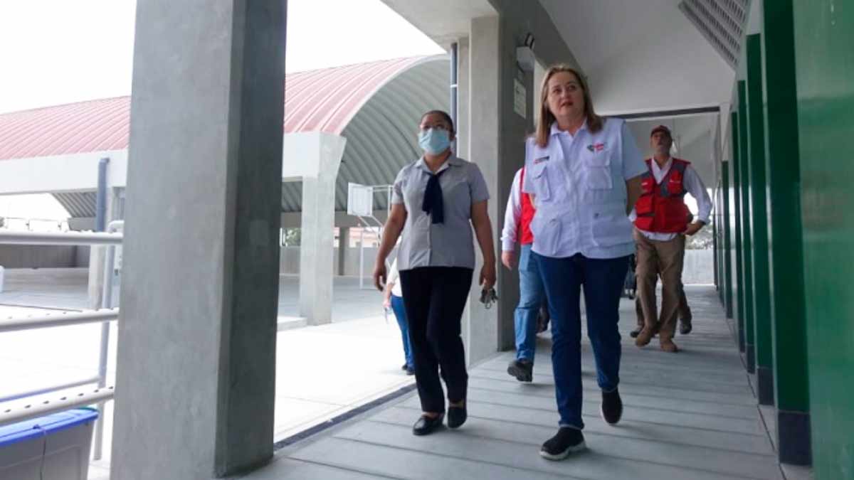 Piura Inspeccionan obras de dos colegios