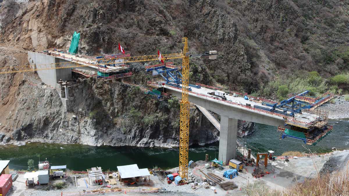 Un avance que supera el 60% en su construcción muestra el puente Kutuctay, que conectará las regiones de Cusco y Apurímac. Esta infraestructura vial es financiada en su totalidad por Minera Las Bambas a través del mecanismo Obras por Impuestos.