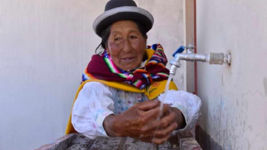 Puno Instalan sistemas de bombeo de agua potable con paneles solares