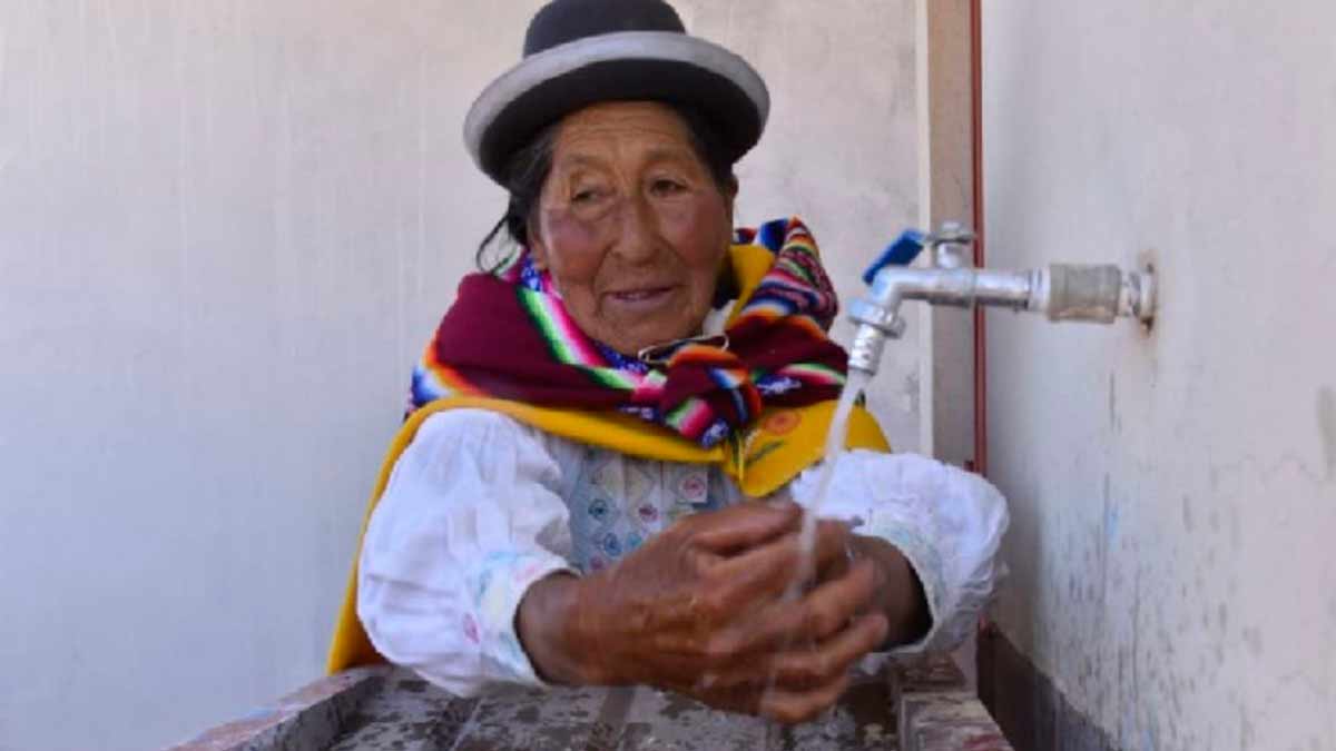 Puno Instalan sistemas de bombeo de agua potable con paneles solares