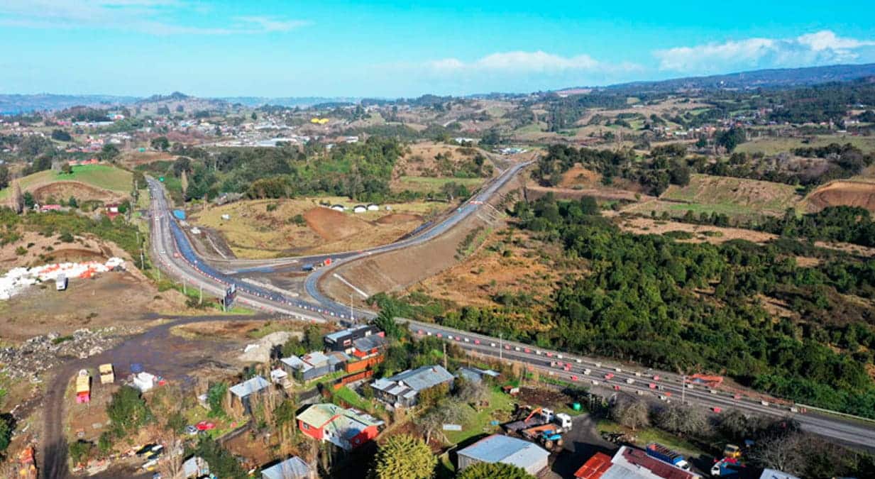 El Bypass Castro, se desarrolla por el lado poniente de la ciudad de Castro, fuera del área urbana, en una extensión de 16,01 km.