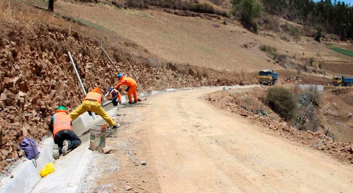 Más de 110 mil habitantes se beneficiarán con caminos vecinales y carreteras.