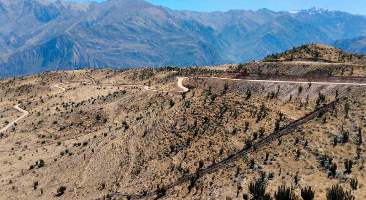 La vía que  reducirá el trayecto entre Huambo y Valle del Colca es financiada por la Autoridad para la Reconstrucción con Cambios.