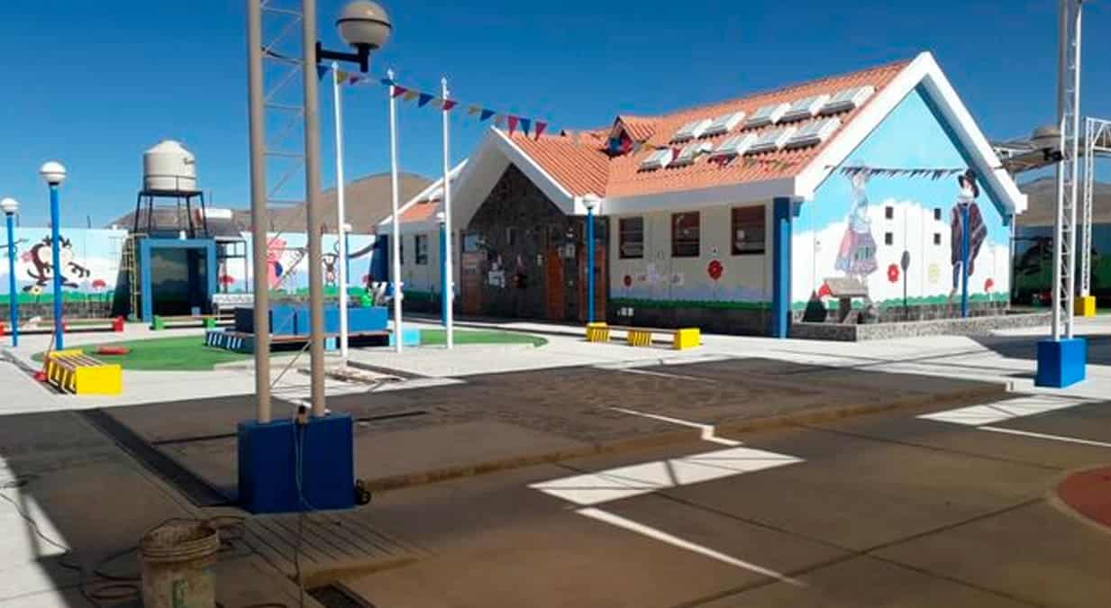 Niños disfrutan de la moderna I.E.I. mi segundo hogar de Caylloma.