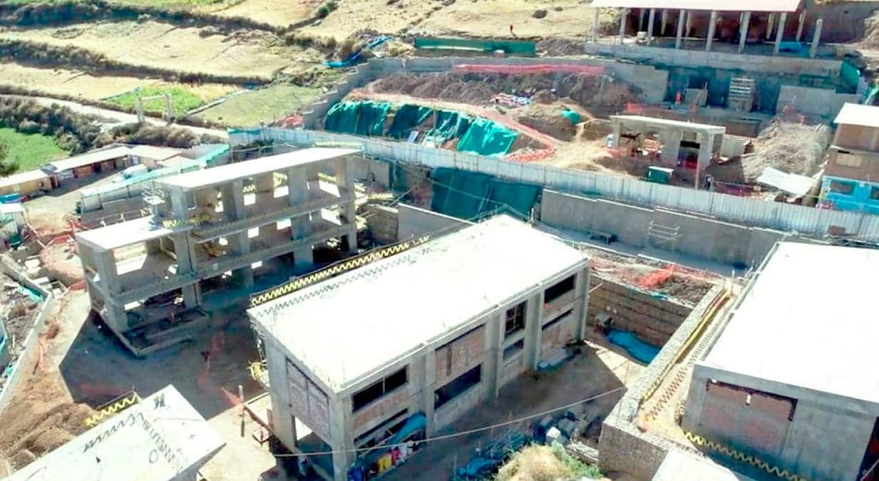 Obra tiene un avance de 41% y abarca 6 edificios, 16 aulas, biblioteca, patio de juegos, losa deportiva, entre otros.