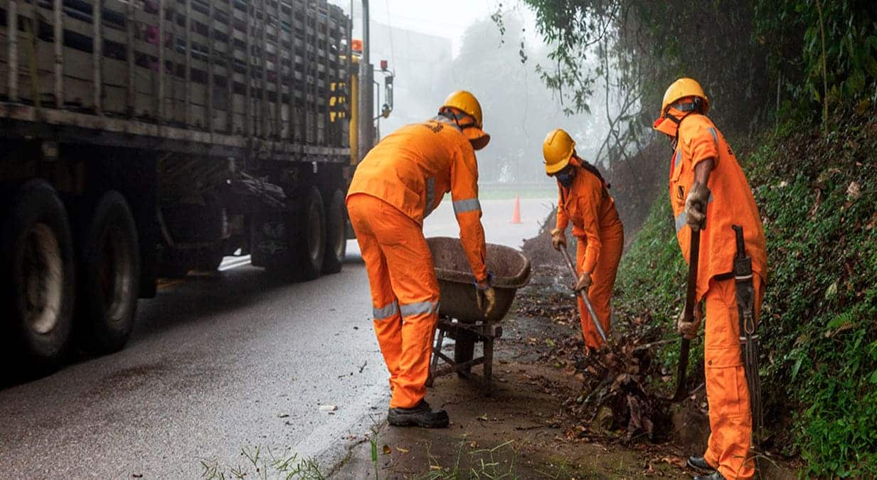 Este esfuerzo estratégico abarca 30 departamentos, trazando un camino para prevenir el desgaste de la red vial nacional.