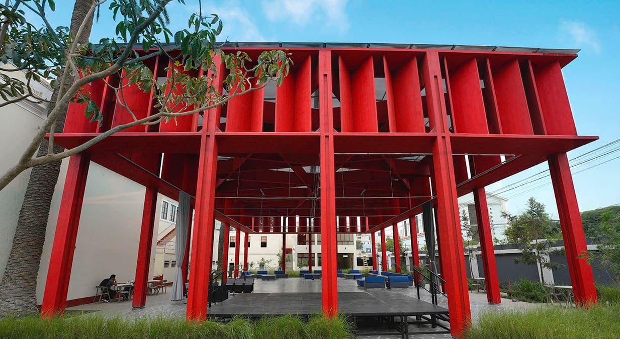 Se trata de una revolución en la arquitectura e ingeniería, al ofrecer la fabricación de grandes estructuras hecha en madera sólida.