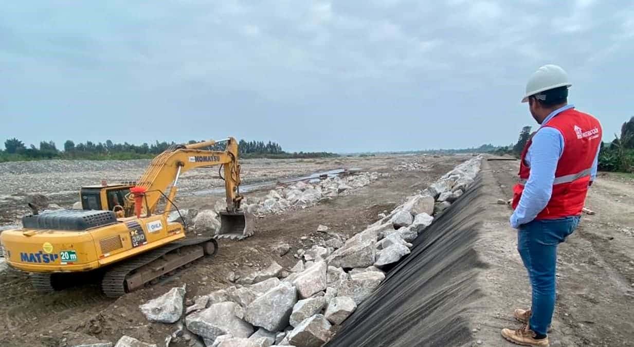 Se construyen diques y muros de contención en ambas márgenes del río limeño.
