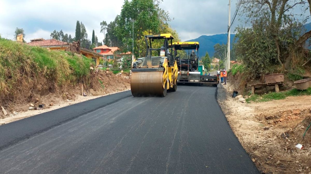 Ecuador: Asfaltan 1.34km de la vía San Miguel de Putushi en Cuenca
