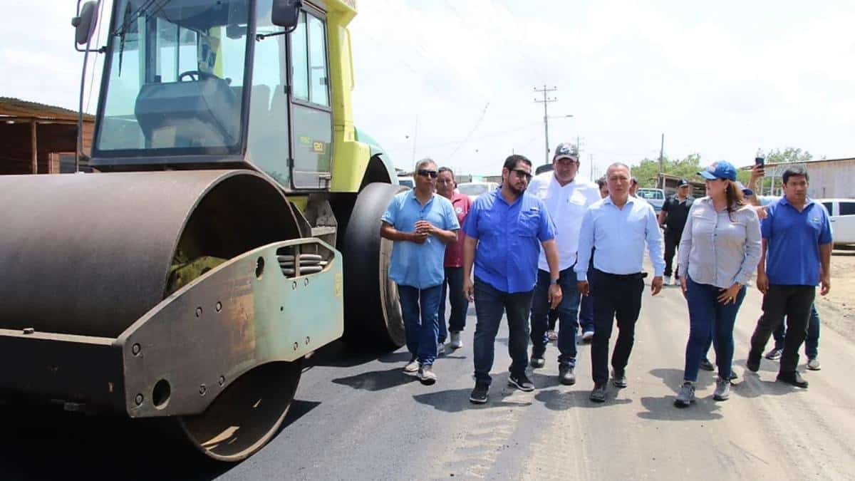 Ecuador: Asfaltan la vía a Puerto Pitahaya en Arenillas