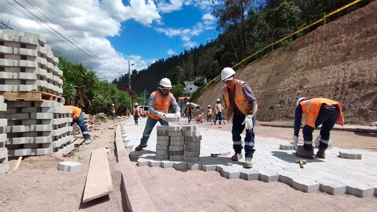 Ecuador: Adoquinan variante vial de la Av. De Los Conquistadores en Quito
