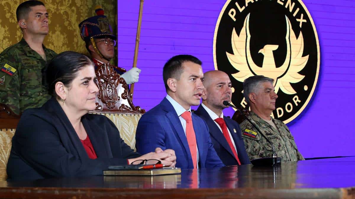 Presidente Ecuador presenta diseño de cárceles