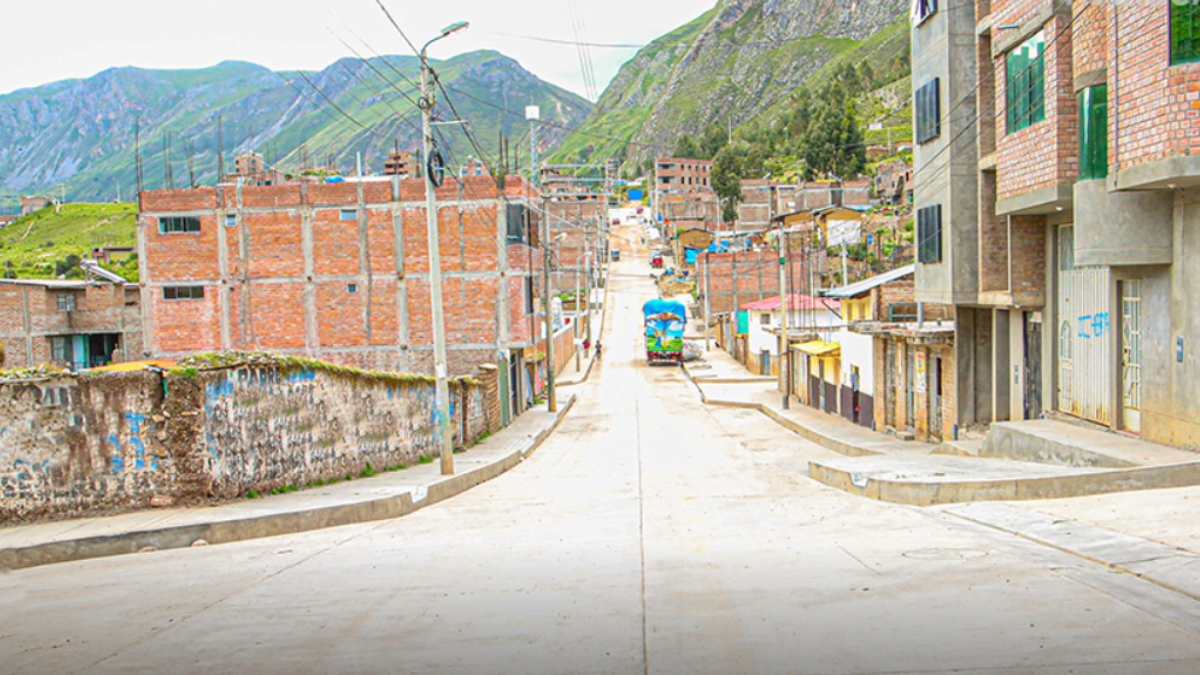 Huancavelica: Obras de pistas y veredas en Tres de Mayo- Pucarumi al 90%