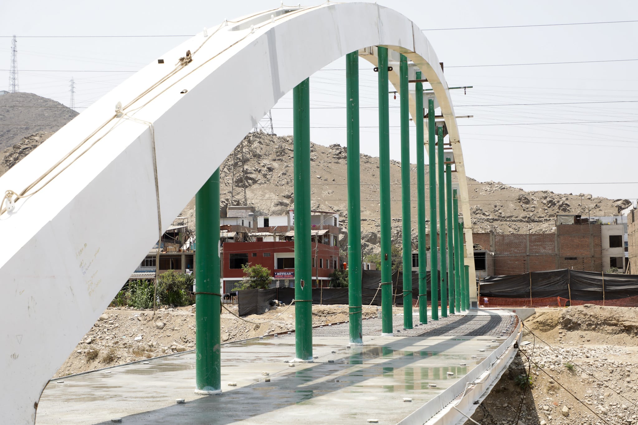 Puente Malecón Checa: Estructura mixta con doble arco superior