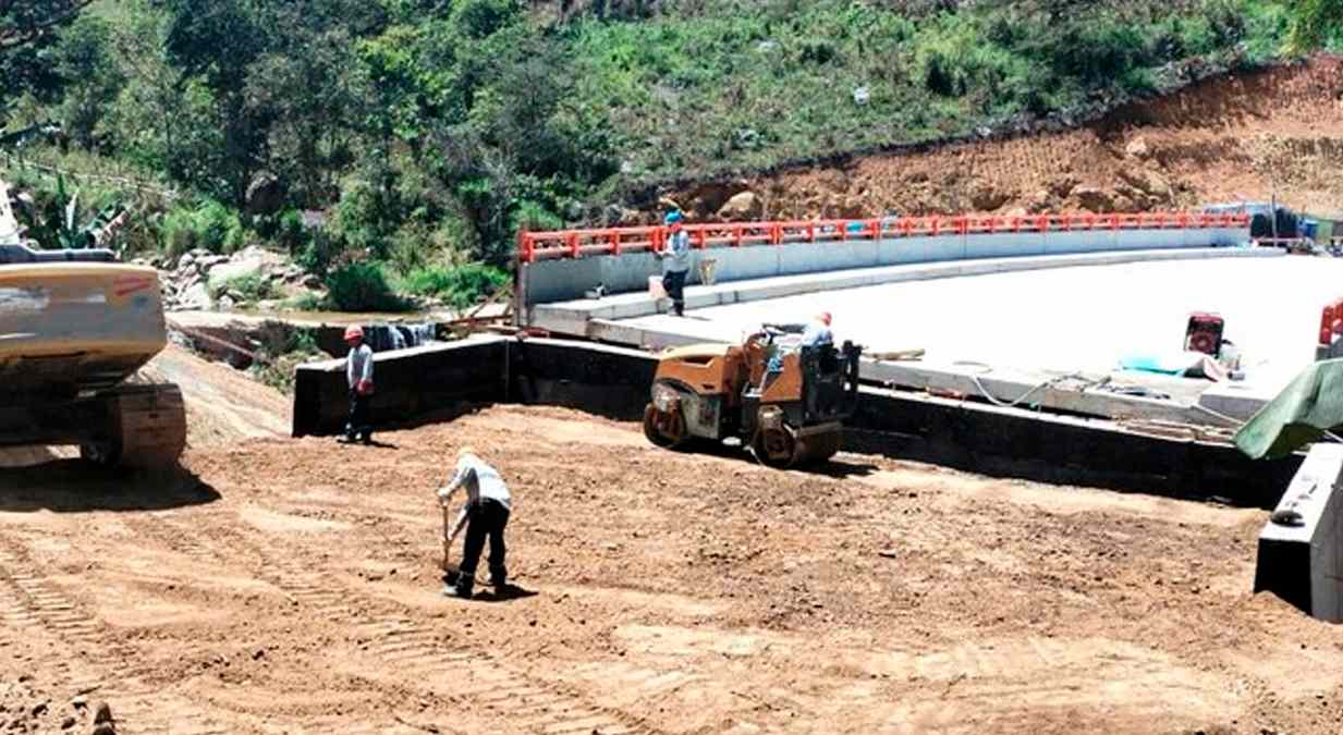 Construcción de puente en Piura
