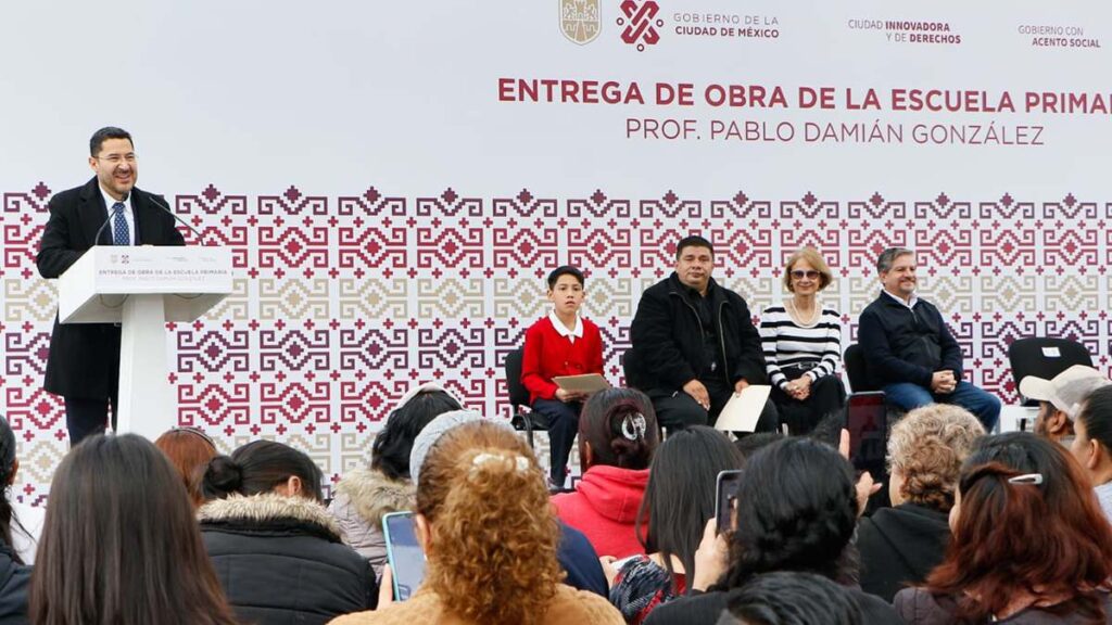 Entregan escuela reconstruida