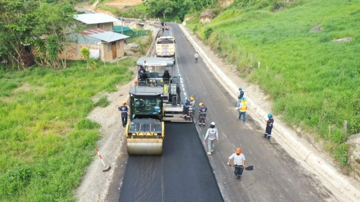 Asfaltado de carretera en Río Mayo