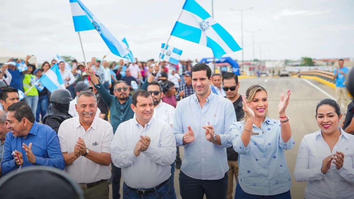 MTOP, Roberto Luque y la alcaldesa de Manta, Marciana Valdivieso.