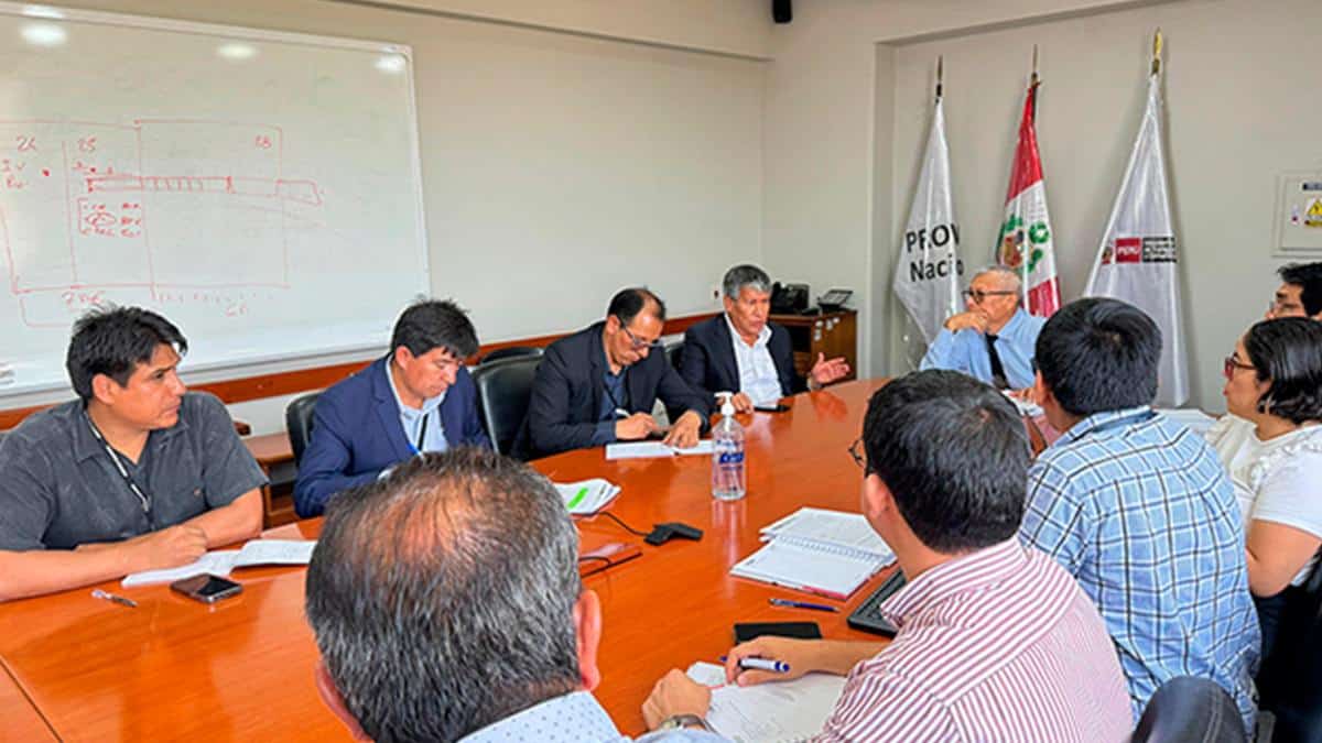 Representantes de Gore Ayacucho y Provías Nacional
