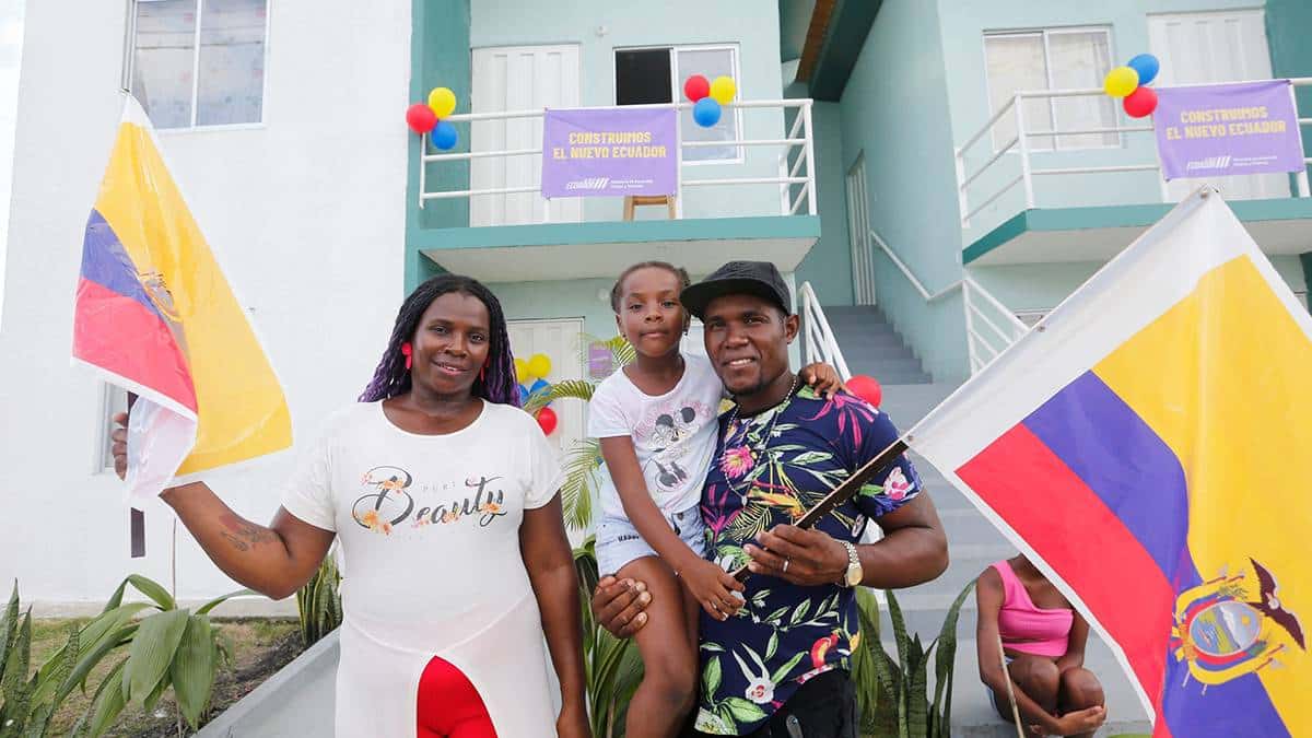 Ecuador: Gobierno entrega casas a 200 familias de La Troncal