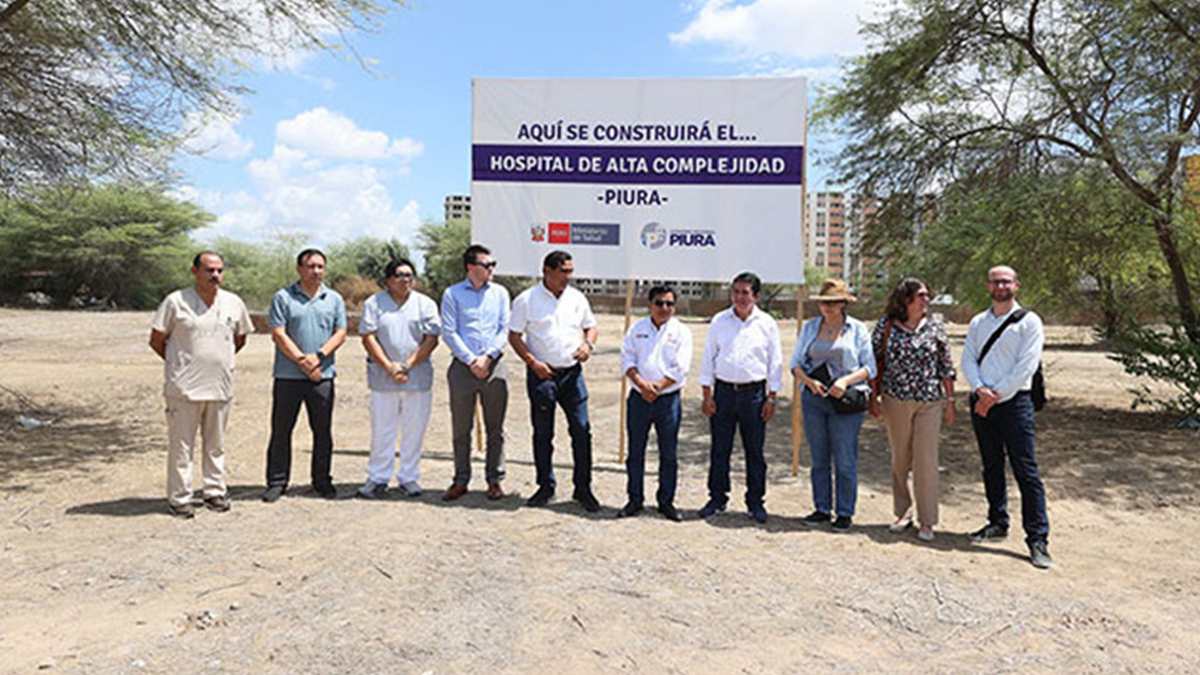 autoridades visitan terreno hospital