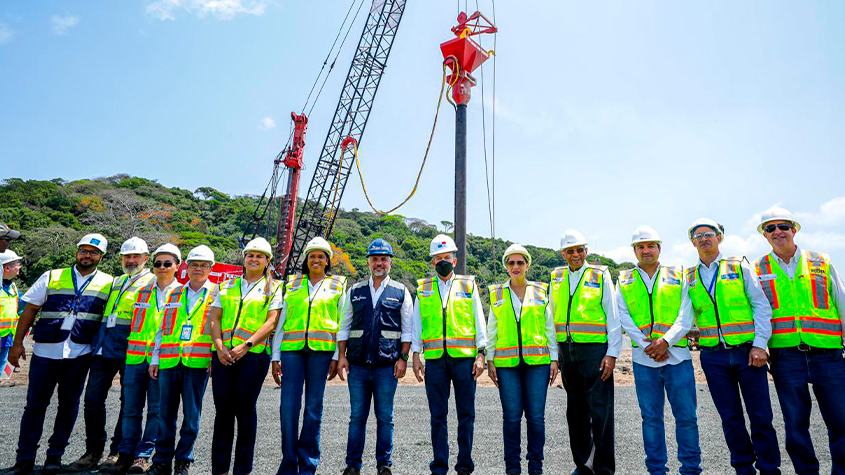 Autoridades presentes en inicio de obra
