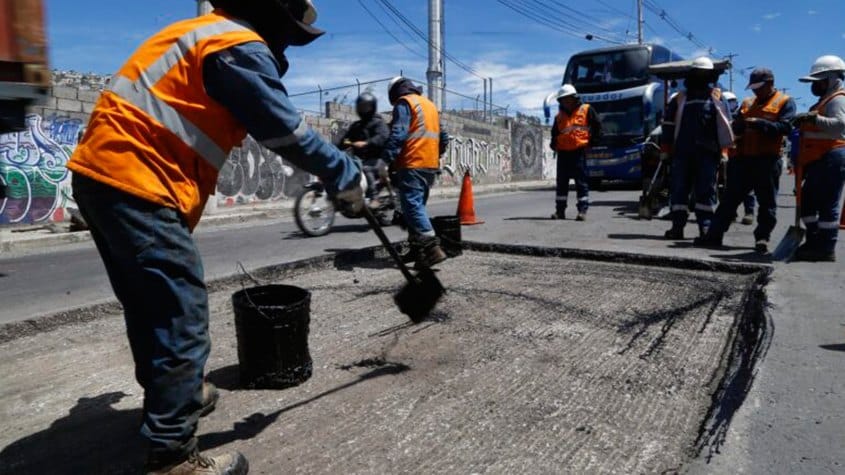 Ecuador: Realizan mantenimiento a calle García Moreno en Quito