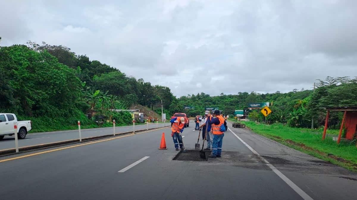 Ecuador: Realizan mantenimiento en vía Chongón – Playas