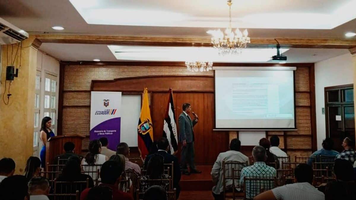 Ecuador: Fortalecen infraestructura vial en Manabí