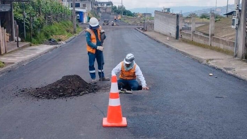 Ecuador: Asfaltan tres calles de tierra en San José de Obrero