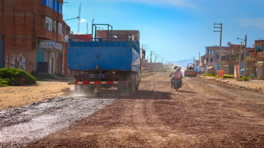 adecuación y lastrado de vías en San Román