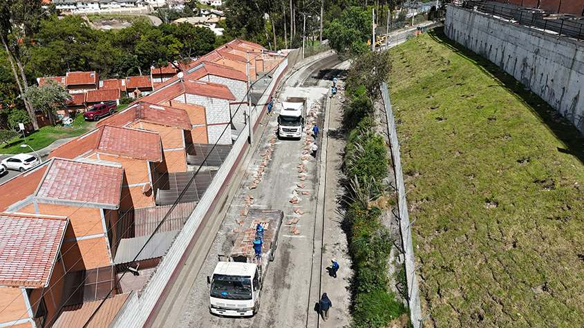Ecuador: Mejoramiento de vía Capulisbamba – Llacao registra avance del 10%