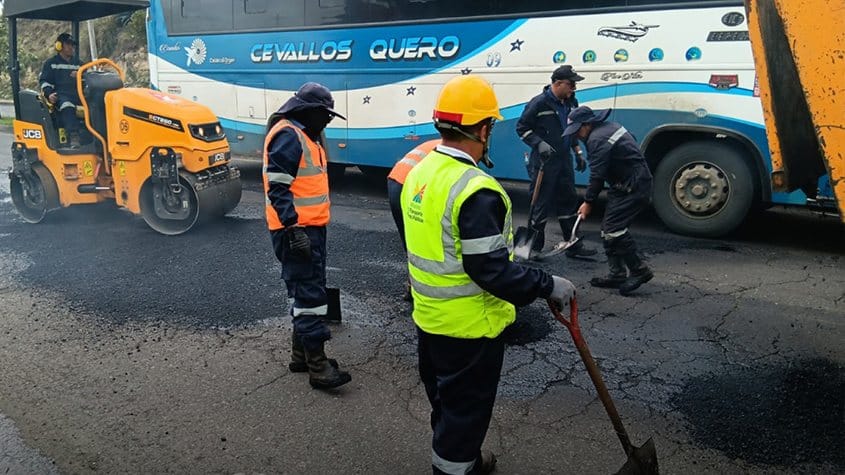Ecuador: Realizan trabajos de bacheo en la vía Ambato – Pelileo