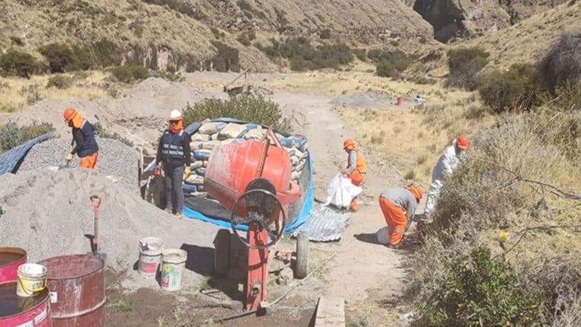 Gore Arequipa construye canales de riego en La Unión