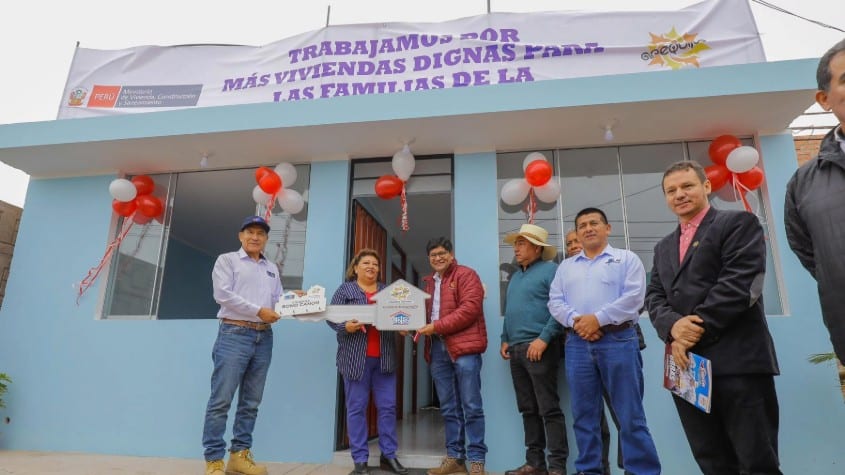 Entregan 21 viviendas construidas con bono canon en Arequipa