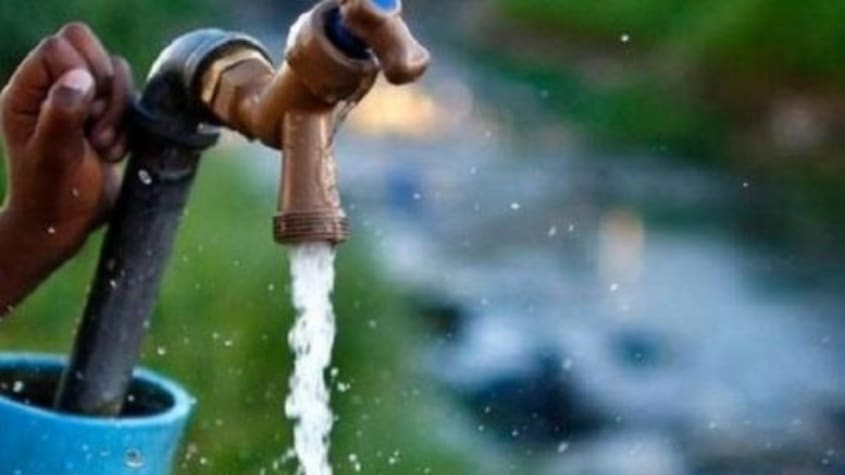 caño botando agua