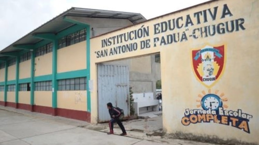 colegio y niño saliendo