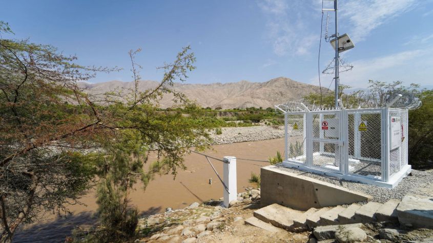 estacion hidrológica en río