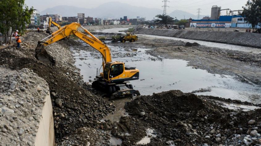 Realizan trabajos de limpieza y descolmatación en Río Rímac
